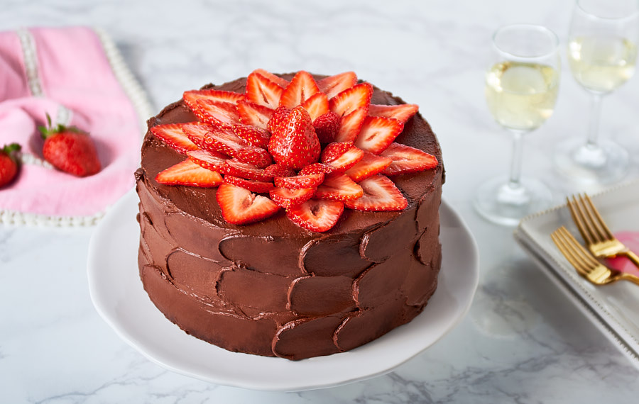 Chocolate Strawberry Cake | Delicious idea for a homemade chocolate cake  with chocolate creamed frosting and strawberries just for you!