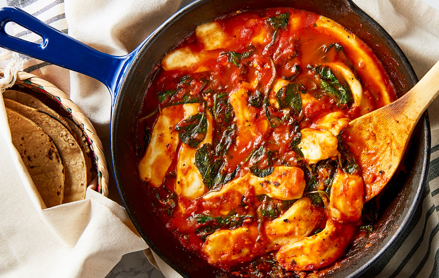 Espinacas Con Salsa De Tomate y Queso | ¡Perfecta Para Una Cena Deliciosa!